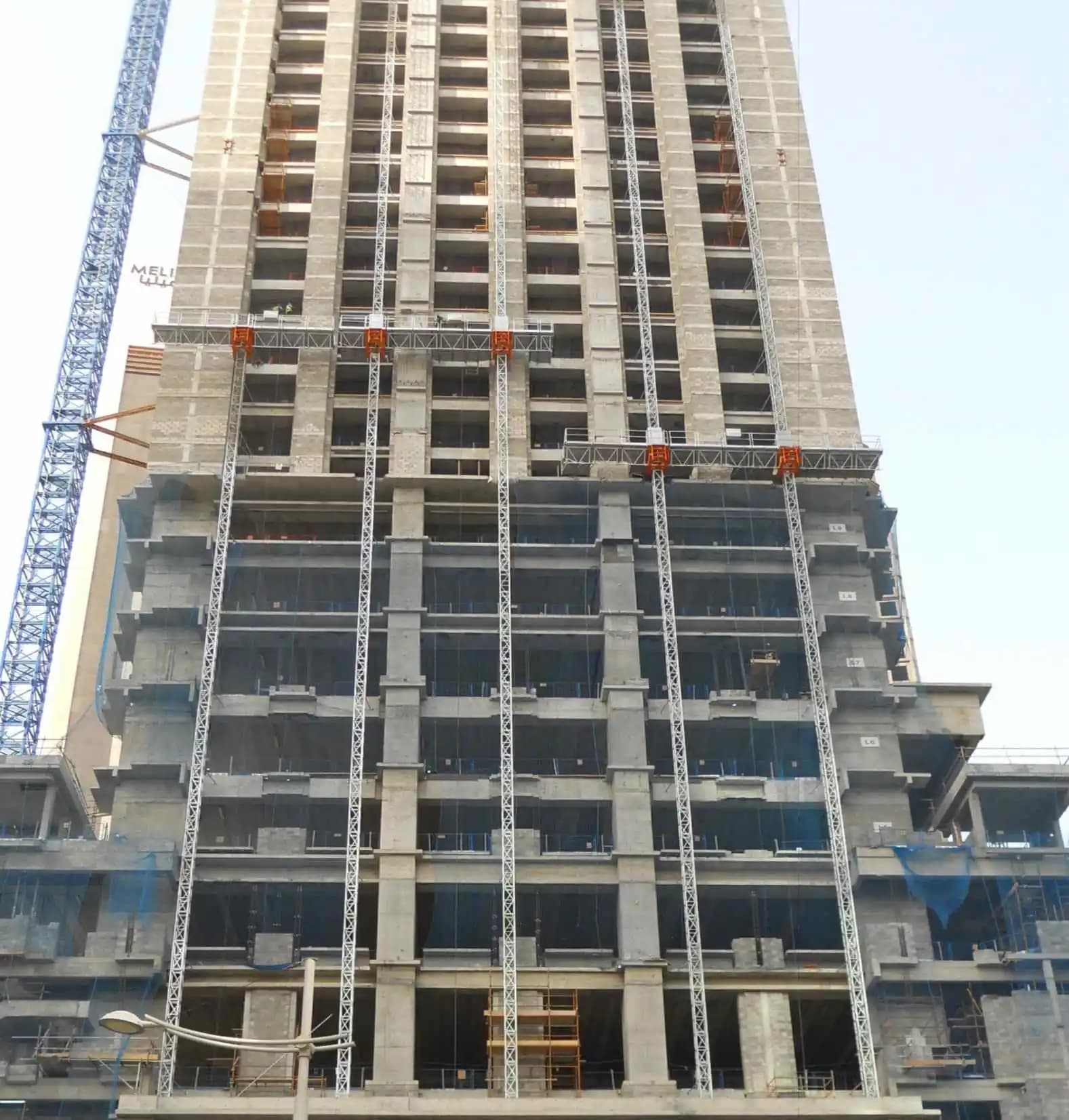 Mast climber platform for high-rise facade construction in Qatar